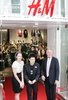 東京・銀座の「H＆M」日本第1号店の開店セレモニーに出席した最高経営責任者のロルフ・エリクセン（Rolf Eriksen、右）氏。（2008年9月13日撮影）。(c)AFP/Yoshikazu TSUNO