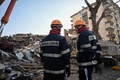 トルコ南部カフラマンマラシュで捜索活動を行うドイツの救助隊（2023年2月12日撮影）。(c)OZAN KOSE / AFP 