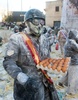 スペイン南東部イビで開催された軍服姿の参加者たちが小麦粉や生卵をかけあう毎年恒例の祭り「エルス・エンファリナッツ」の様子（2019年12月28日撮影）。(c)AFP/JAIME REINA