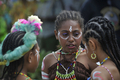 インドネシア・パプア（Papua）州ジャヤプラ（Jayapura）のセンタニ湖（Lake Sentani）のフェスティバルに参加する現地の女の子たち（2011年6月20日撮影）。(c)AFP/ROMEO GACAD