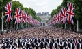  英ロンドンで、エリザベス女王の在位70年を記念する祝賀飛行に先立ち、通りを埋め尽くす市民（2022年6月2日撮影）。(c)Chris Jackson / POOL / AFP