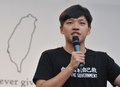 台湾・台北（Taipei）の総統府前で行われたデモで演説する学生リーダーの陳為廷 （Chen Wei-ting）氏（2014年3月30日撮影）。(c)AFP/Sam Yeh