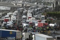 英イングランド・ケント州ドーバー港で、トラックから降りて道路に集まった運転手ら（2020年12月23日撮影、資料写真）。(c)JUSTIN TALLIS / AFP