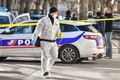 受刑者を護送中の車が襲われたフランス南部タラスコンの裁判所前で作業中の警察の科学捜査官ら（2019年1月28日撮影）。(c)GERARD JULIEN / AFP