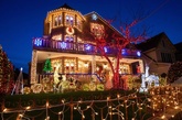 本気度が違う？ 米住宅街を彩るクリスマスイルミネーション