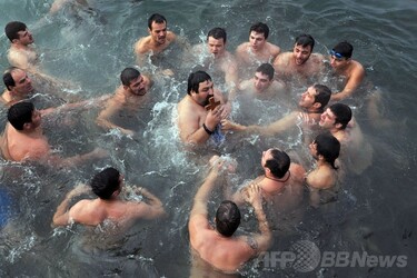 十字架めがけて海へ、ギリシャ正教の公現祭 写真15枚 国際ニュース