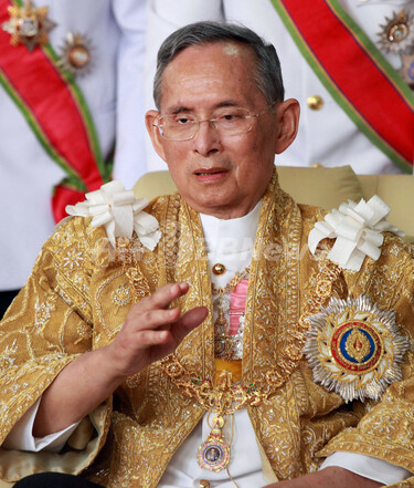 プミポン国王 新聞 タイ バンコク 蒸し暑い