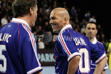 ジダン氏ら98年W杯優勝メンバーが集結、フットサルに興じる 写真15枚