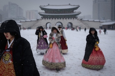 【今日の1枚】ここでも人気、伝統的衣装で観光地巡り 雪の景福宮
