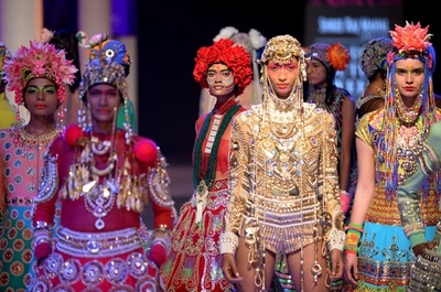 きらびやかな装飾に注目、インド・クチュール・ウィーク2014