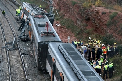 土砂崩れで列車が脱線、1人死亡44人負傷 スペイン