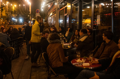 仏主要都市で夜間外出禁止令、前夜のパリは大みそかムードに