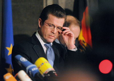 独の人気国防相、論文盗用疑惑で博士号を一時返上