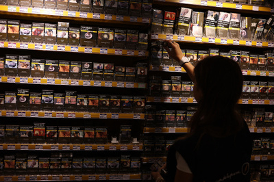 フランス、ビーチや学校周辺での喫煙禁止へ