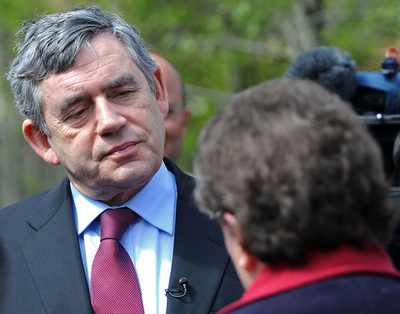 ブラウン英首相、女性を「頑固者」よばわりで謝罪 選挙に痛手