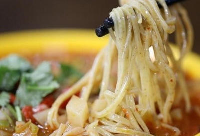 中国・中寧県のヨモギ麺 人生の節目にたべる思い出の味