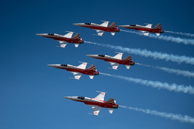 高山の上を舞う、スイス空軍の航空ショー