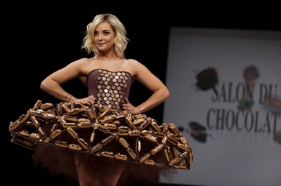 仏パリで、チョコレートドレスのファッションショー