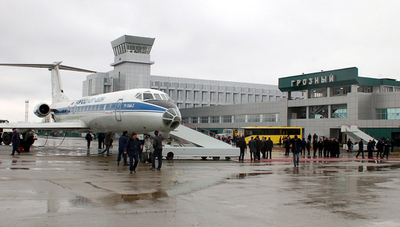 ロシア旅客機、不時着失敗で炎上 44人死亡