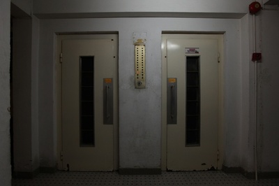 誰も気付かずエレベーターに1か月… 孤立女性の死、中国で波紋