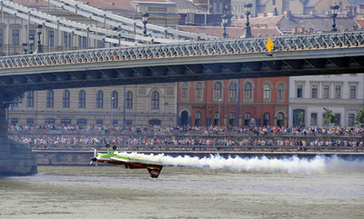 くさり橋くぐる迫力満点の曲芸飛行、ハンガリー