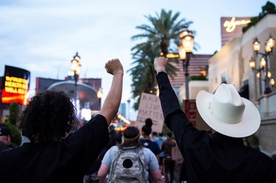 米デモで暴力扇動、極右運動「ブーガルー」とみられる男3人を逮捕