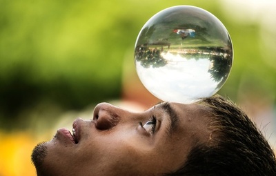 水晶玉を自在に操る、コンタクトジャグリング フィリピン