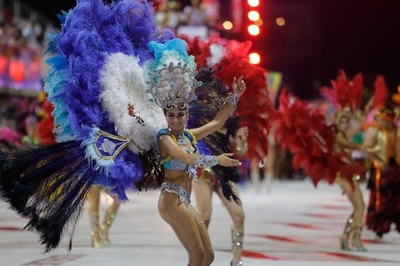 パラグアイでカーニバル、ダンサーの華やかなパフォーマンス