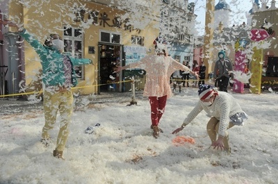 「女性の日」、ピローファイトでストレス発散