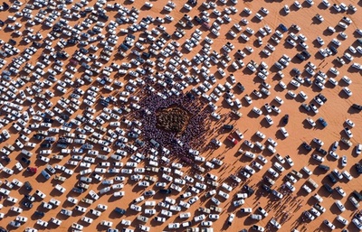 ひしめくラクダ…囲む人と車 サウジで恒例のフェスティバル