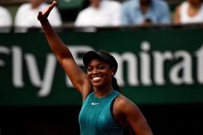 全米女王が自身初の全仏8強、ウォズニアッキの試合は日没順延