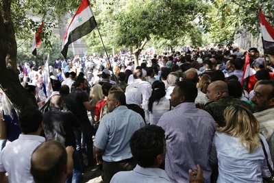 在シリア露大使館にロケット弾、空爆支持の約300人がパニック