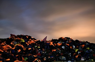 ギリシャ・レスボス島に山積する救命胴衣、環境問題に