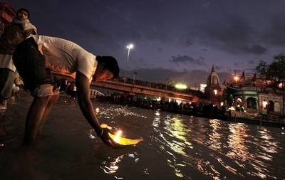 ヒンズー教の祭りで将棋倒し、7人死亡 インド