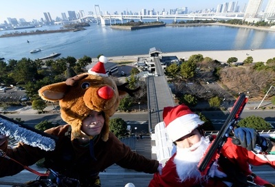 サンタとトナカイ、お台場のビルで窓ふき