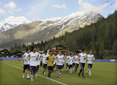 日本代表、スイス入り サッカーW杯直前合宿