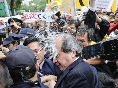 祝日数カットの法改正案に猛抗議、議事堂外で騒ぎ 台湾