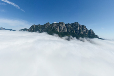 雲海に浮かぶ廬山五老峰 中国・江西省