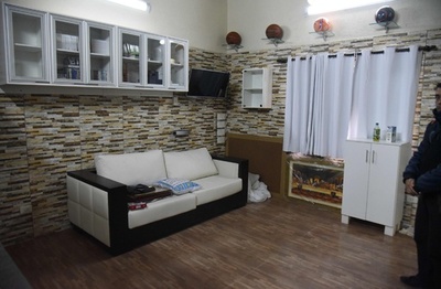 服役中の麻薬組織幹部、監房を豪華スイートに パラグアイ