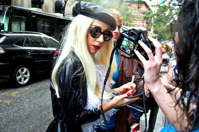 レディー・ガガ、ファンの顔をモチーフにした衣装を制作