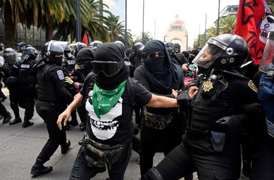 女性同士で衝突、妊娠中絶合法化デモと警官隊 メキシコ