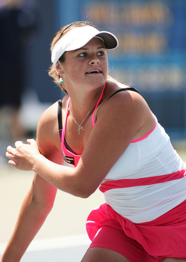 ウズニアッキ セレーナが途中棄権し決勝へ