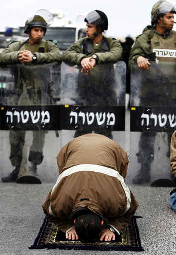 ガザ停戦後初の金曜礼拝、イスラエルがエルサレム旧市街の立ち入りを制限