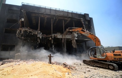 ムバラク政権の象徴、元与党本部建物の解体作業始まる エジプト