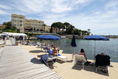 南仏リゾートで銃声のような音、爆竹か パニックで約40人負傷