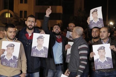 イスラム国新動画、ヨルダン人操縦士に「火をつけて殺害」