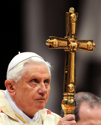 ローマ法王、女性に引っ張られ転倒 イブのミサで