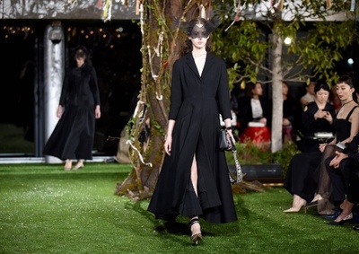 「ディオール」都内でファッションショー開催