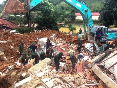 軍施設で土砂崩れ、11人死亡 行方不明者の捜索続く ベトナム