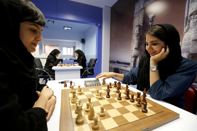 イランのチェス選手、ヒジャブ着けずに出場 「個人参加」と国内連盟